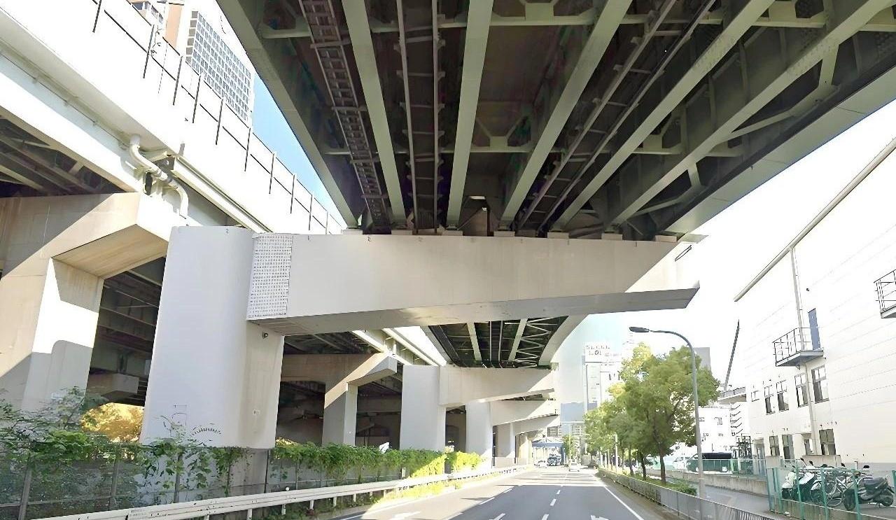 你见过那种桥墩吗？远看像两根筷子插水里，近看我心里直接咯噔一下。那天开车上桥，