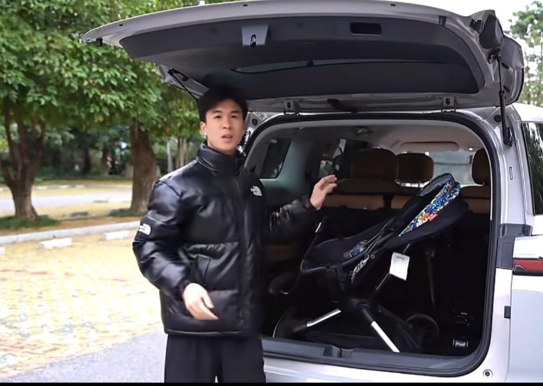 近日，五菱官方回答了一些网友关切的问题。躺下去的空间够不够？后备箱的空间大不大？