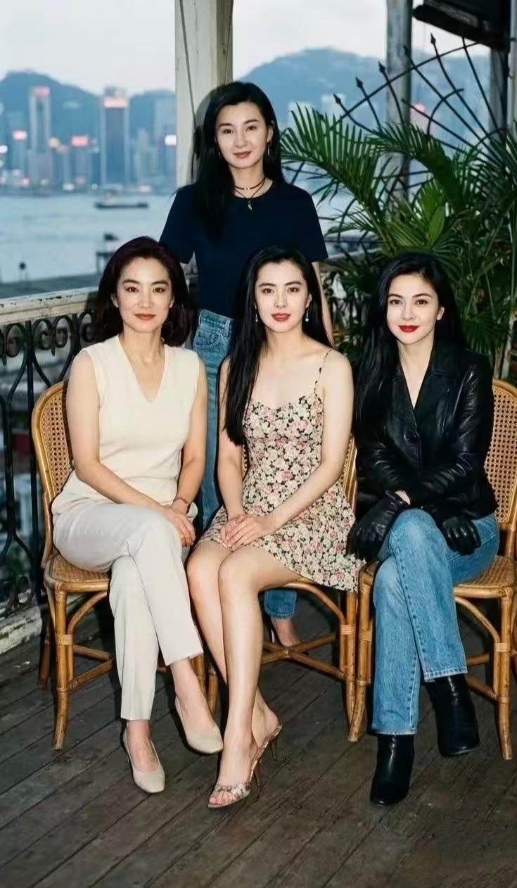 1992年难得的港台四美同框！前排左边的是大美人林青霞。是她们四人中年纪最大的