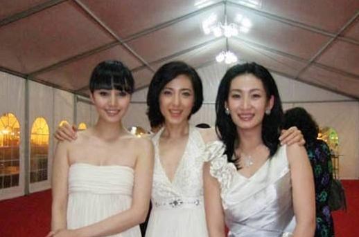 一次采访中袁泉说“上大学的时候，我们班有个女生非常的漂亮，因为她实在是太漂亮了，
