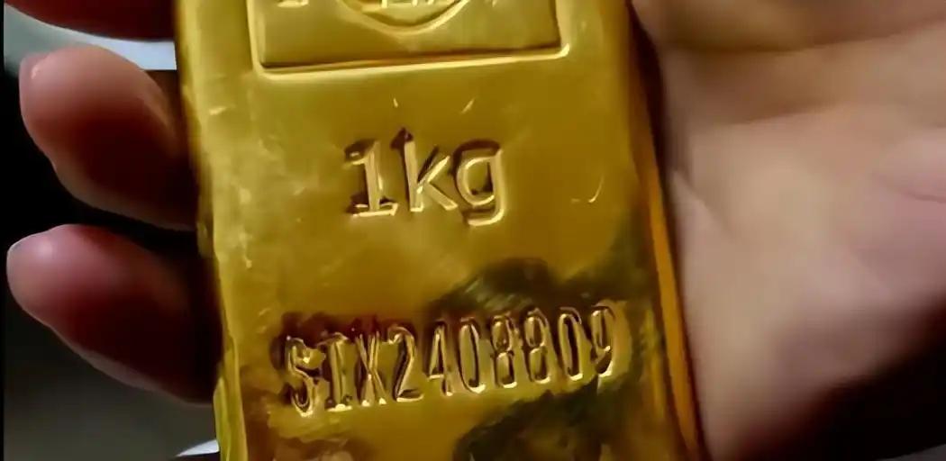 黑龙江哈尔滨，一位机场巴士司机检查车子时，突然看到行李架上有一个电脑包，重量还不