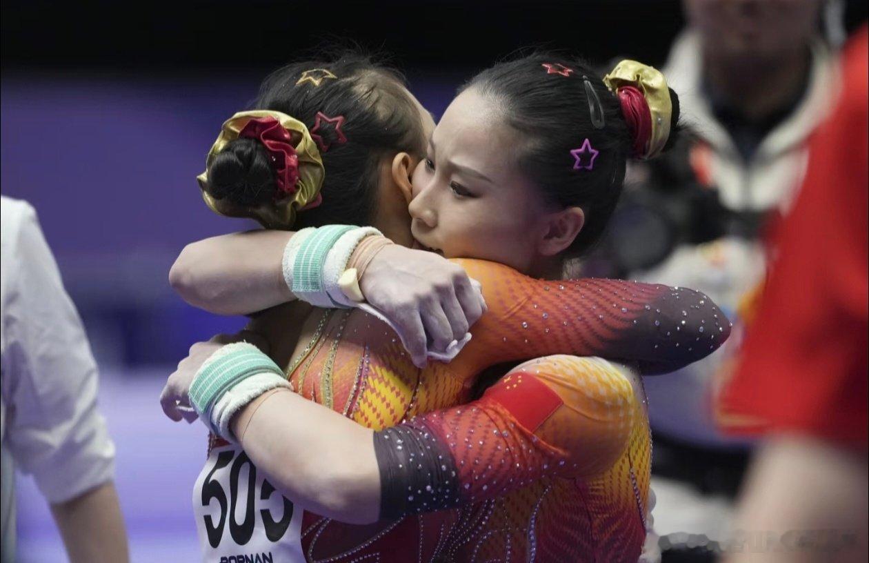 #中国体操女团夺金#平衡木上稳如磐石，自由操里绽放光彩。一群年轻姑娘，扛住赛场压力，拿下这枚沉甸甸的