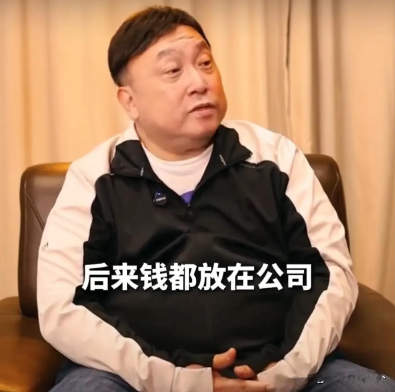 有网友问王晶：“你会把钱给老婆管吗？”王晶回答：“有一段时间，后来是放公司。向