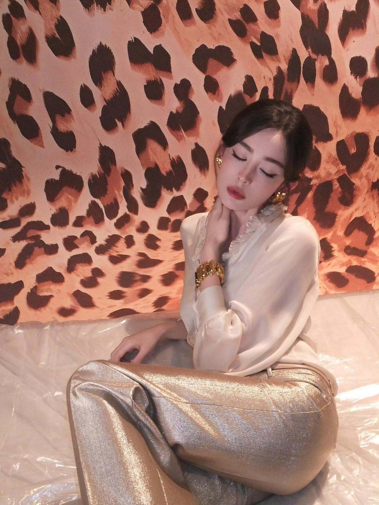 神女下凡，CCD相机的复古质感和雀斑妆增添野性可爱[滑稽笑]古力娜扎