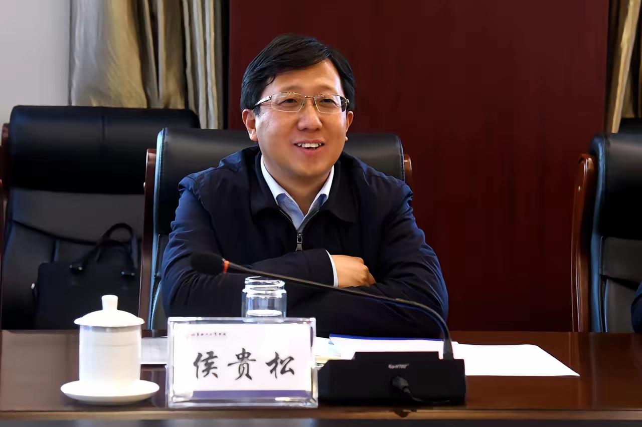 在担任新职一年零三个月之后，49岁的侯贵松主动投案。作为本硕博皆读于清华的"三清