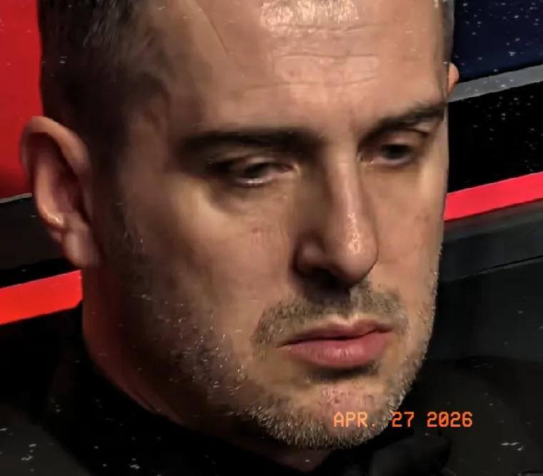 第19局，塞尔比一杆中台攻黑球底袋简单失误，真懊恼不已，没料到吴宜泽拿43分，把