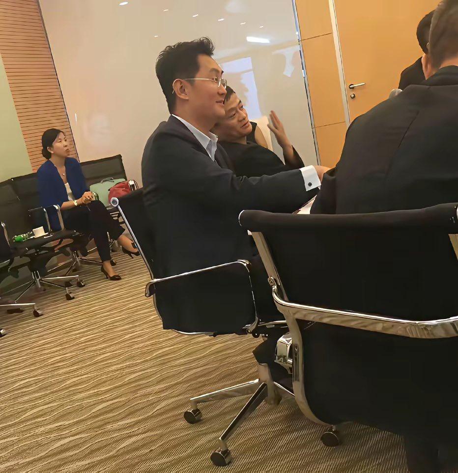 这是哪个摄影鬼才拍的照片啊，把阿里和腾讯的掌门人拍的这么和谐。