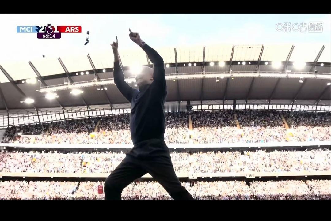 这个画面也是英超经典，今晚过后曼城大概率拿到英超冠军了！我曾以为夏天快到的时