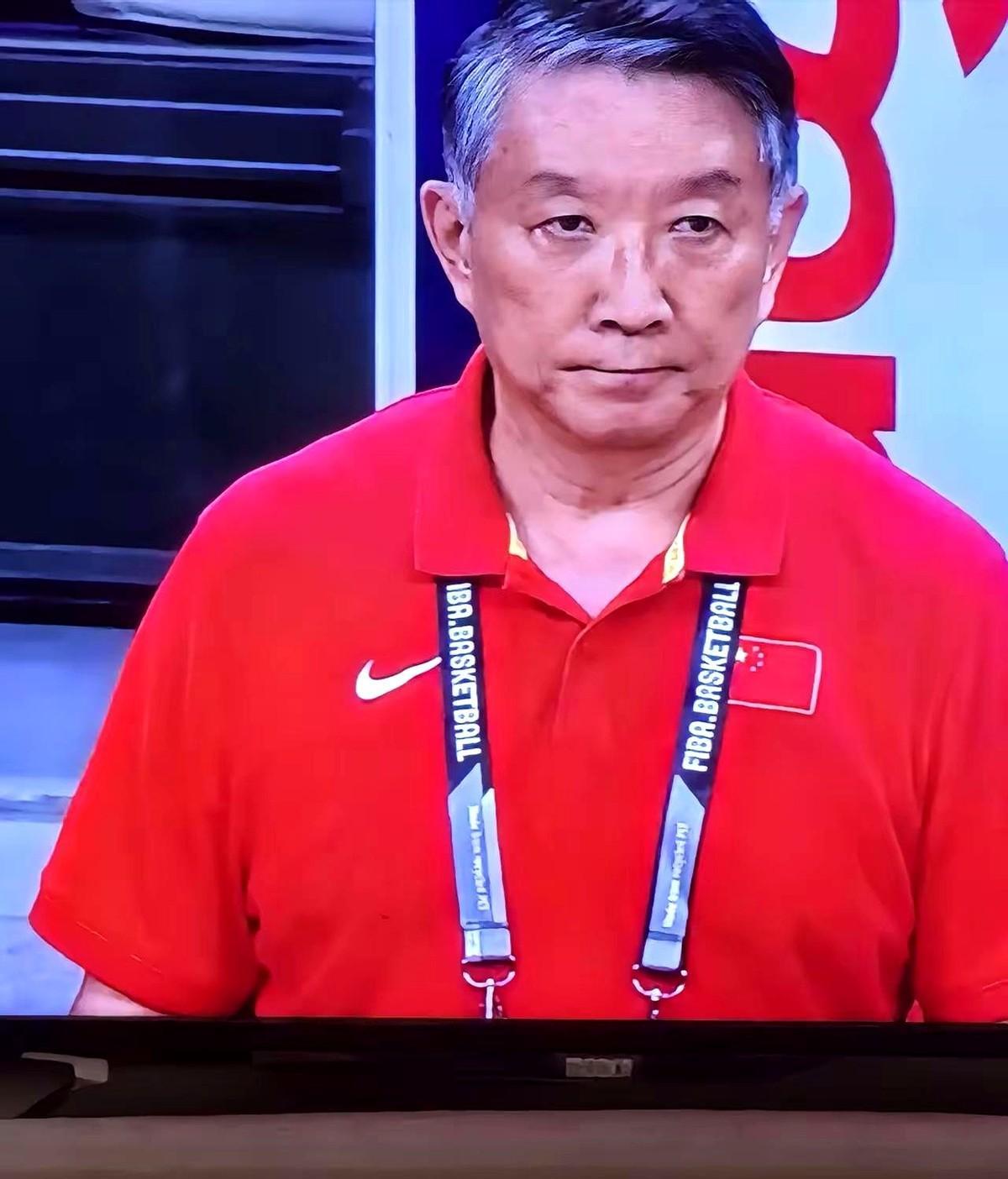 她拿球那一刻，全场安静到能听见心跳下一秒，直接炸锅！李梦像装了弹簧，一步过掉