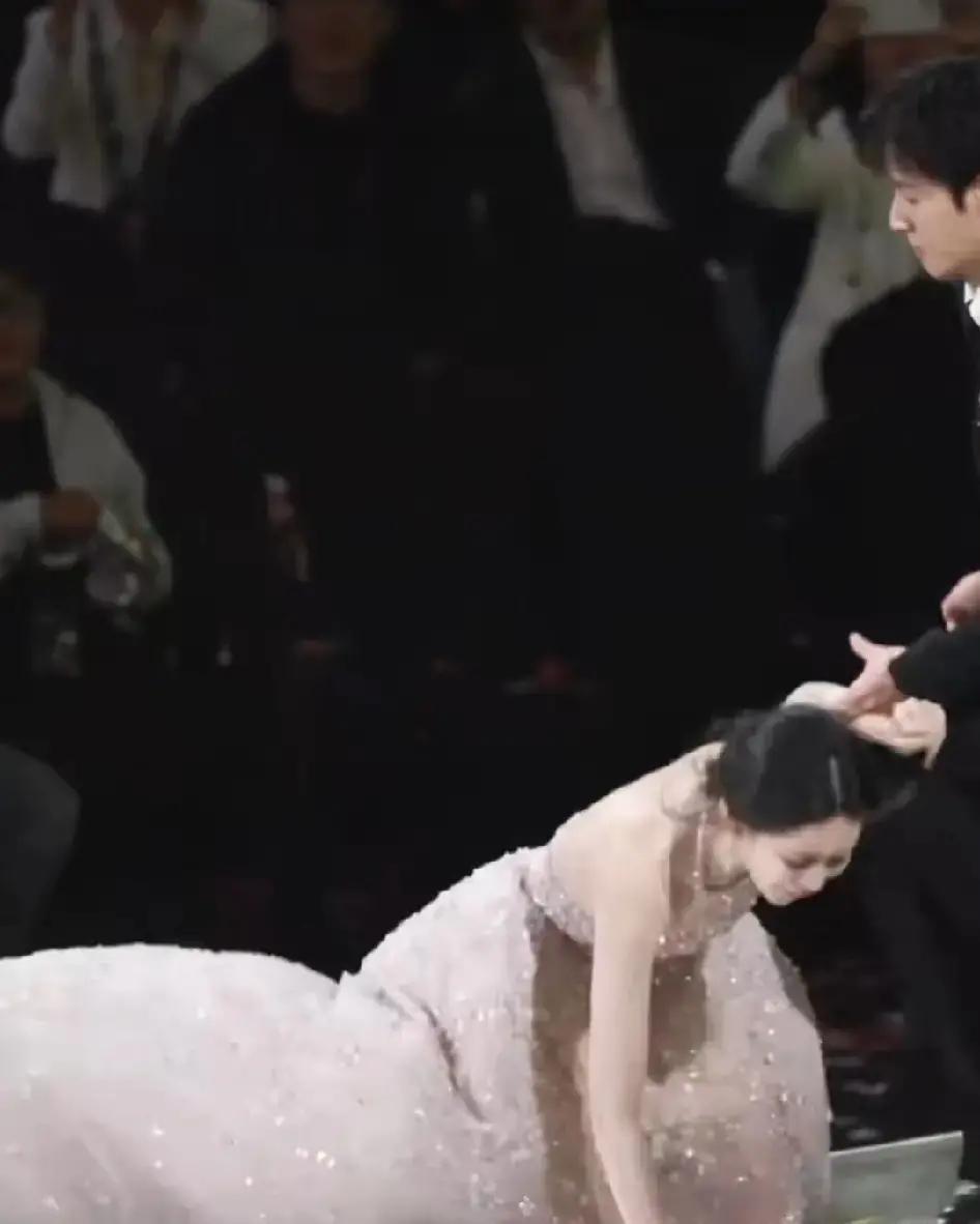 女星红毯摔倒，根本不是意外。那是精算过的“必然”。数据不会撒谎：每五个盛装