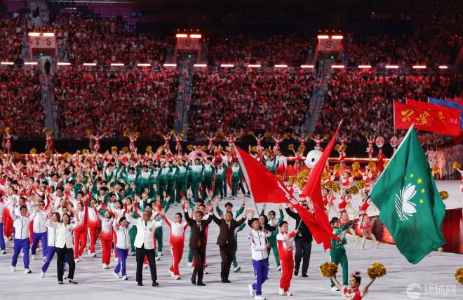现在向我们走来的是：台湾省体育代表团！ 2025年11月9日晚，第十五届全国