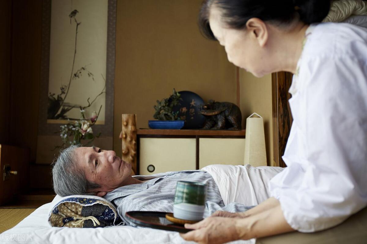 我朋友的公婆都70多岁了，一个瘫痪在床，一个眼睛看不见，老两口有三个子女，却只敢