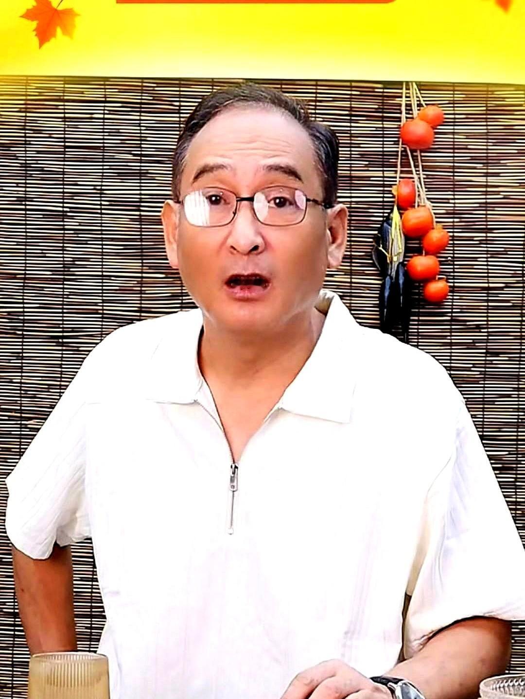 谢雷半夜发截图，删过的字没删干净。弹幕一刷“侯二”，全网心照不宣。侯耀华在德