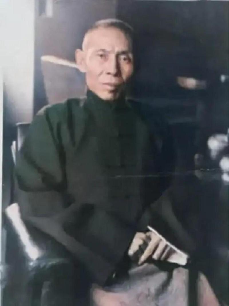 1940年12月21日，杜月笙的头号大管家万墨林，在金门大酒店门口被四