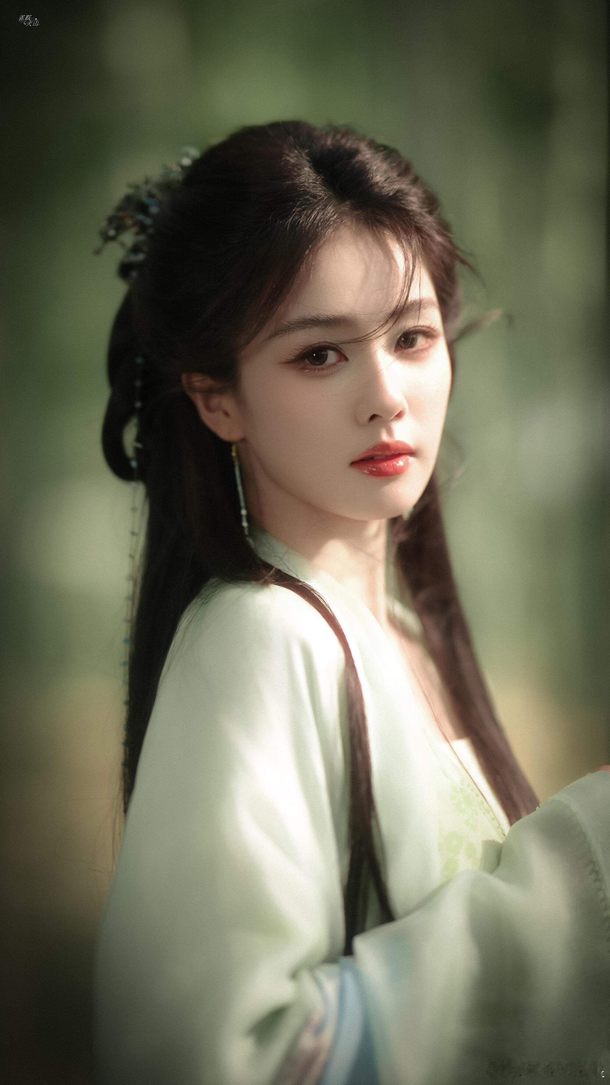 白鹿vs白鹿vs白鹿白鹿vs白鹿vs白鹿，一人解锁多种模样！夏凤华的青春感、花如