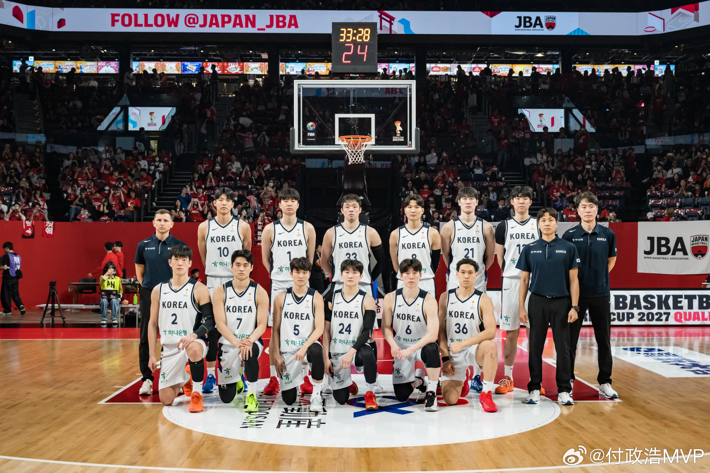 男篮世预赛日本男篮战胜韩国男篮，被重新启用的归化球员霍金斯不负所望率队赢球，他