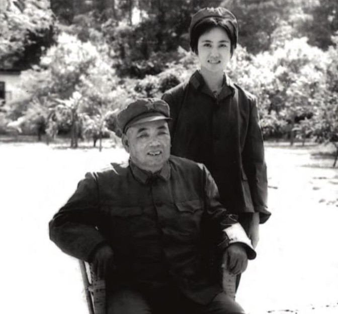 1985年，原南京军区司令许世友上将重病入院，小护士严密“监视”着他。1天，许司