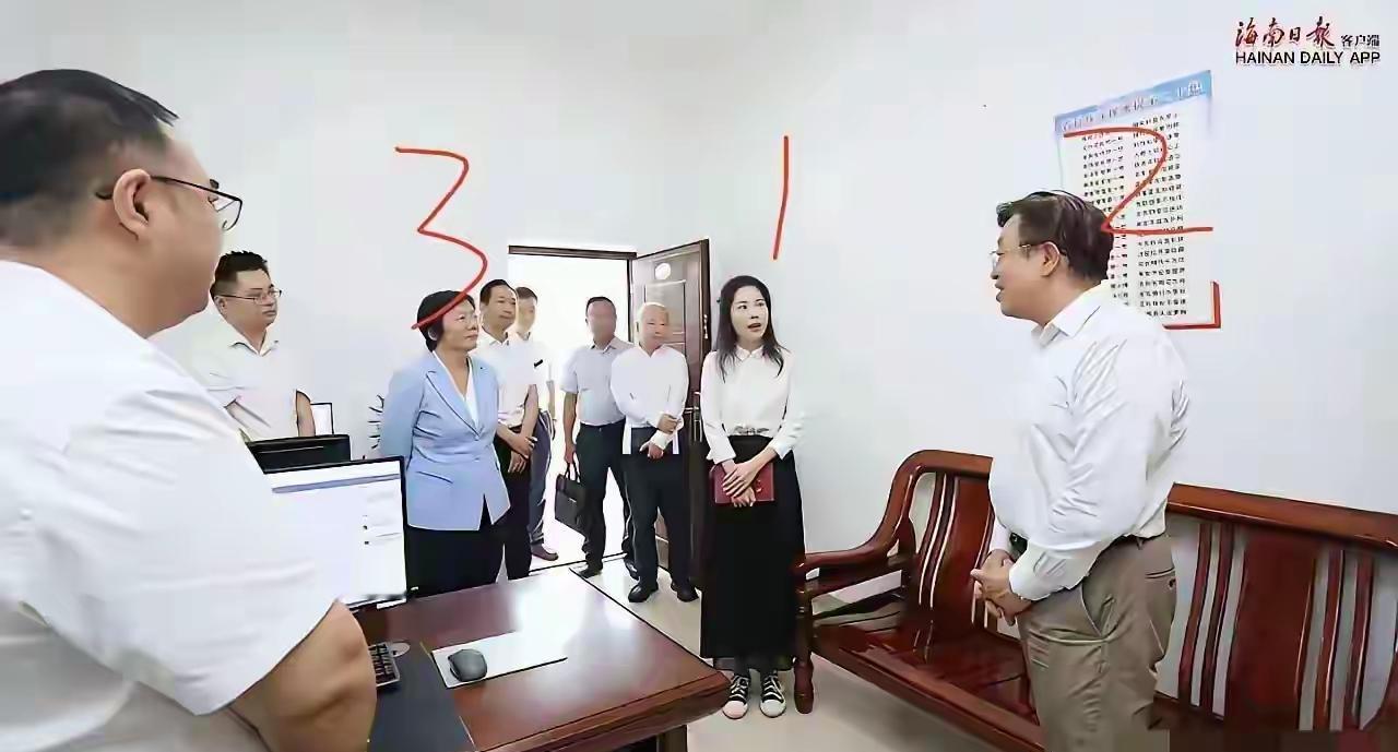 背手的大领导，双手交叉的二领导，提包的、双手下垂的就是随行工作人员，图中1和2这
