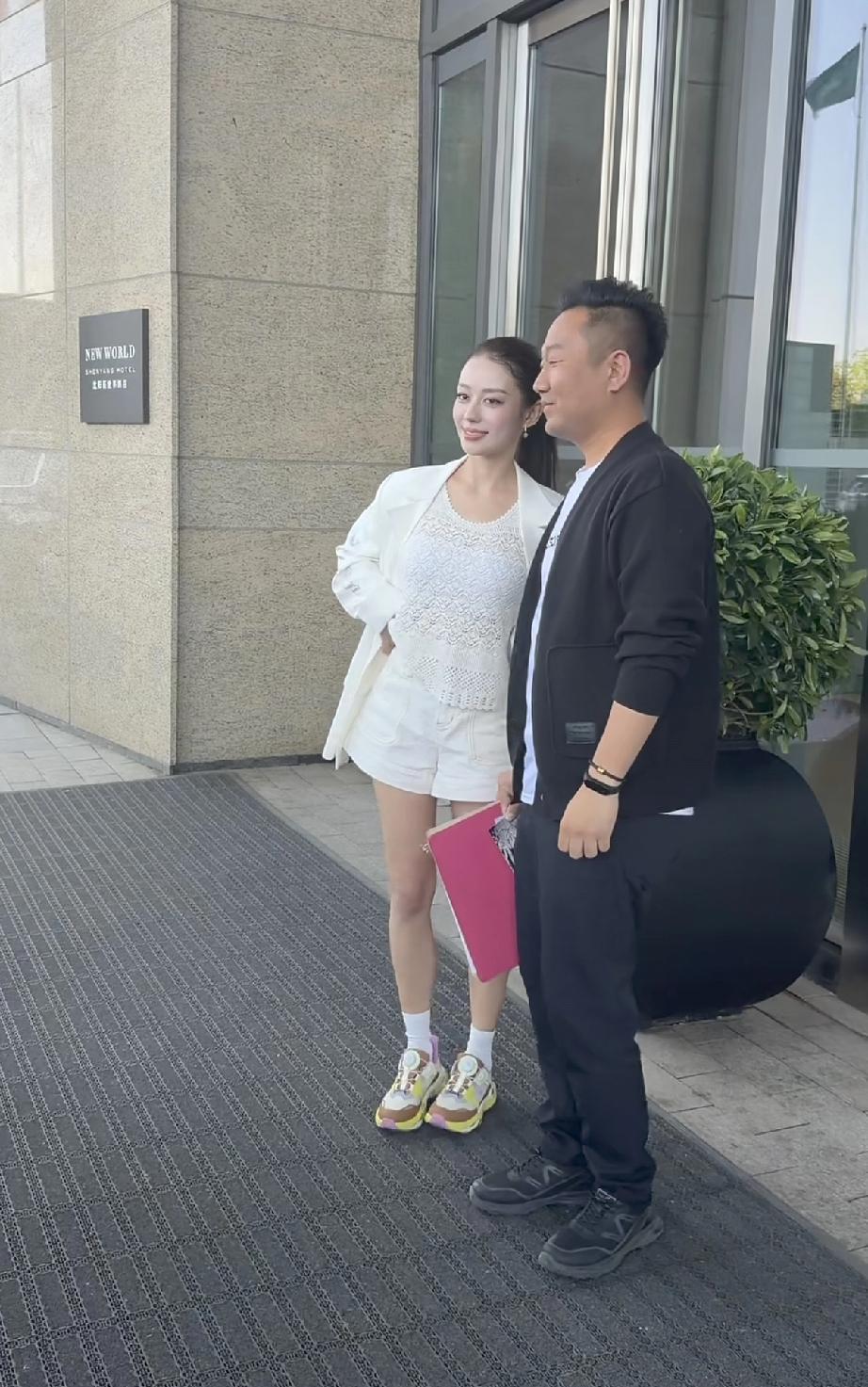 5月1日，吉娜在沈阳参加活动身材很一般，腿型不太好看还挺黑的，上半身也是比较干瘪
