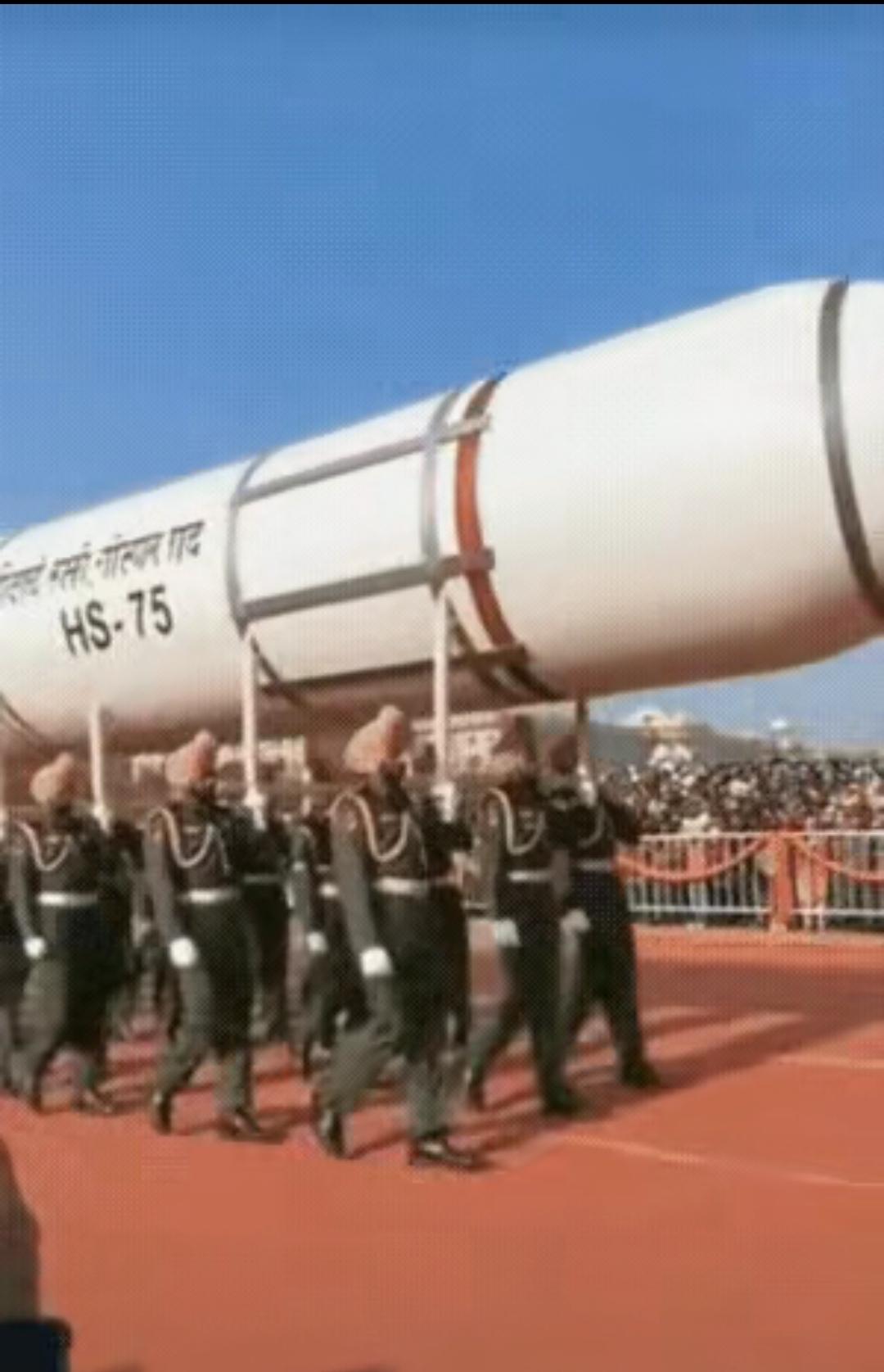 续写内容：三哥总是能制造笑点，直接举着火箭模型就上路了，结果这该死的模型没有