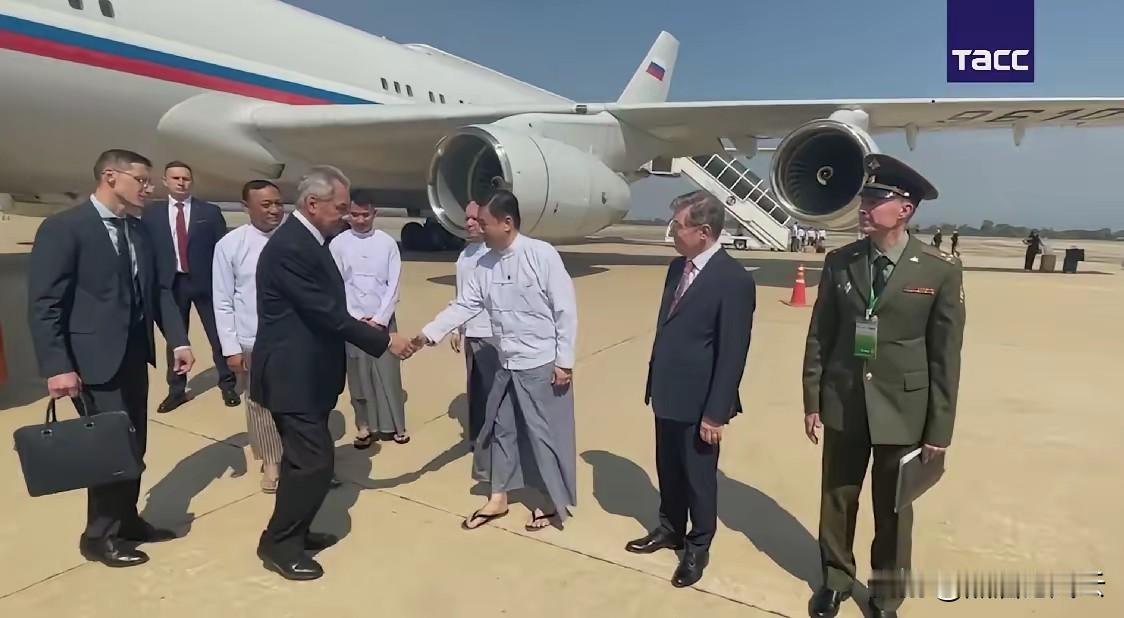 绍伊古离开北京后直飞缅甸，着装反差太大了2月2日绍伊古结束北京