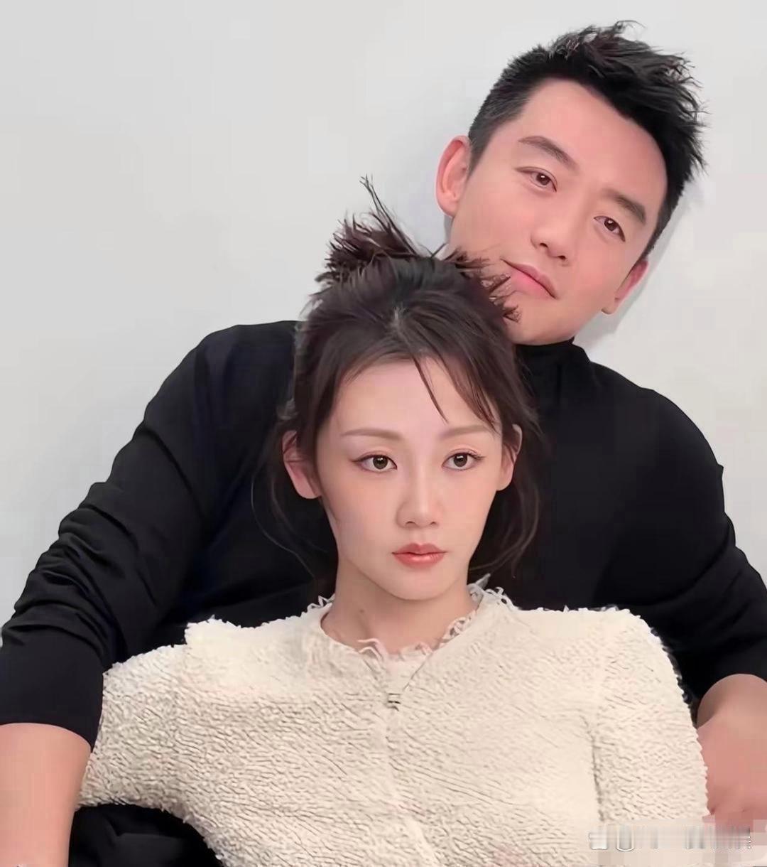 郑恺最近上节目聊到苗苗的易孕体质，表情又好笑又无奈。他直接说：“基本不做措施就中