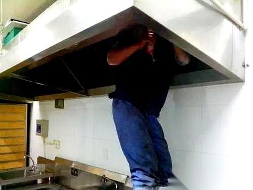 今天早上，我家油烟机亮得能当镜子照。我老公擦的。主动的。没等我骂街就自己拆了洗