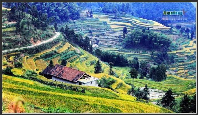 湖南娄底·紫鹊界梯田地貌奇特，山水秀丽，曲线流畅，依山就势盘旋于群山峪壑之中，