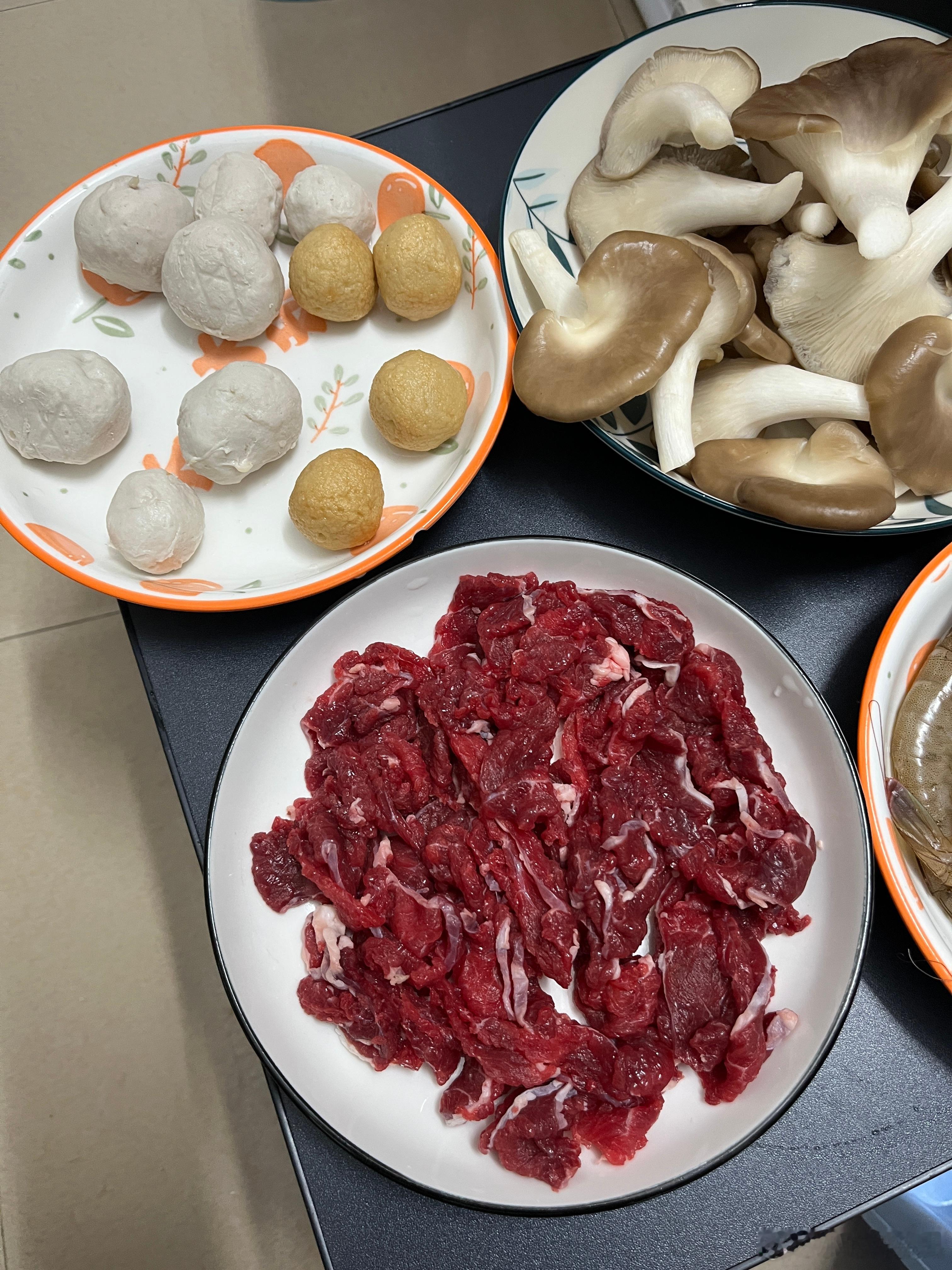 天冷就适合吃火锅，天天刷到别人吃火锅，我都流口水本来想去外面吃，细狗又说不想吃，