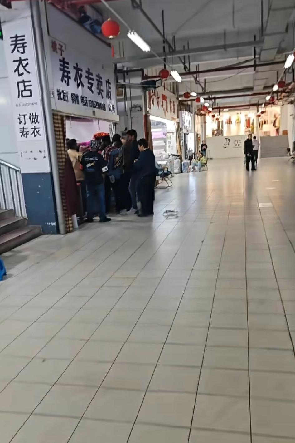 上街撞见超离谱又搞笑一幕，一群老外扎堆在寿衣店，眼睛放光地挑衣服，还兴奋地试穿，