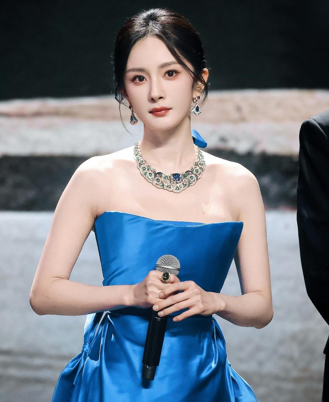 现在全网非常尴尬的人，估计就是杨幂了，她怎么也没料到，《生万物》男女配都提名