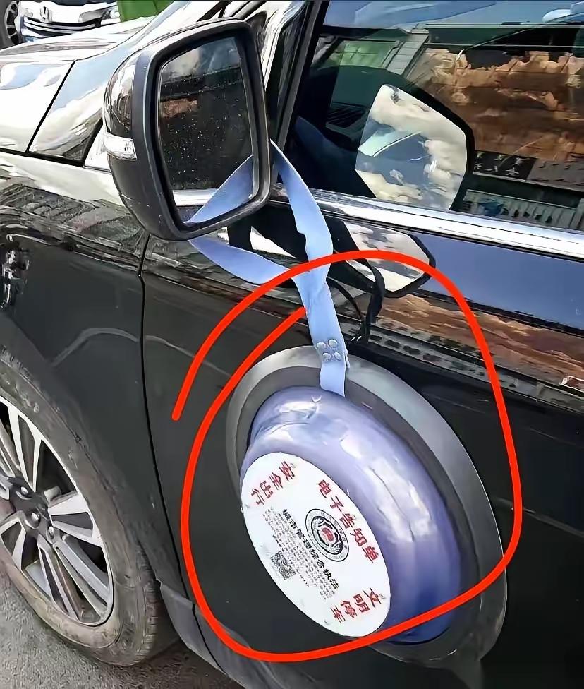 刚停好车，去路边公厕方便了一下，前后不过几分钟。回到车边时，车门上赫然多了一个东