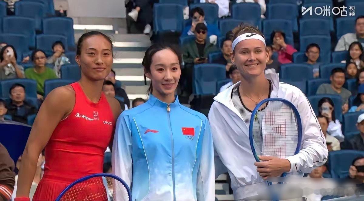 抢七获胜，郑钦文艰难拿下第一盘！北京时间今天下午，2026年中国网球公开赛女单第