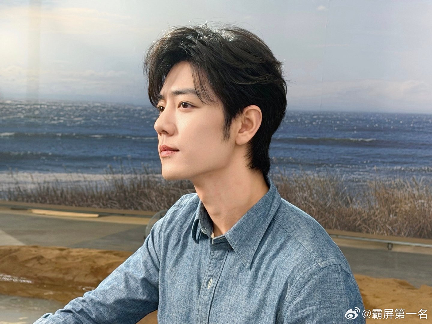 终于来了个老实人AI这段小短片笑点密度直接拉满！肖战饰演的AI完全不懂人情世故