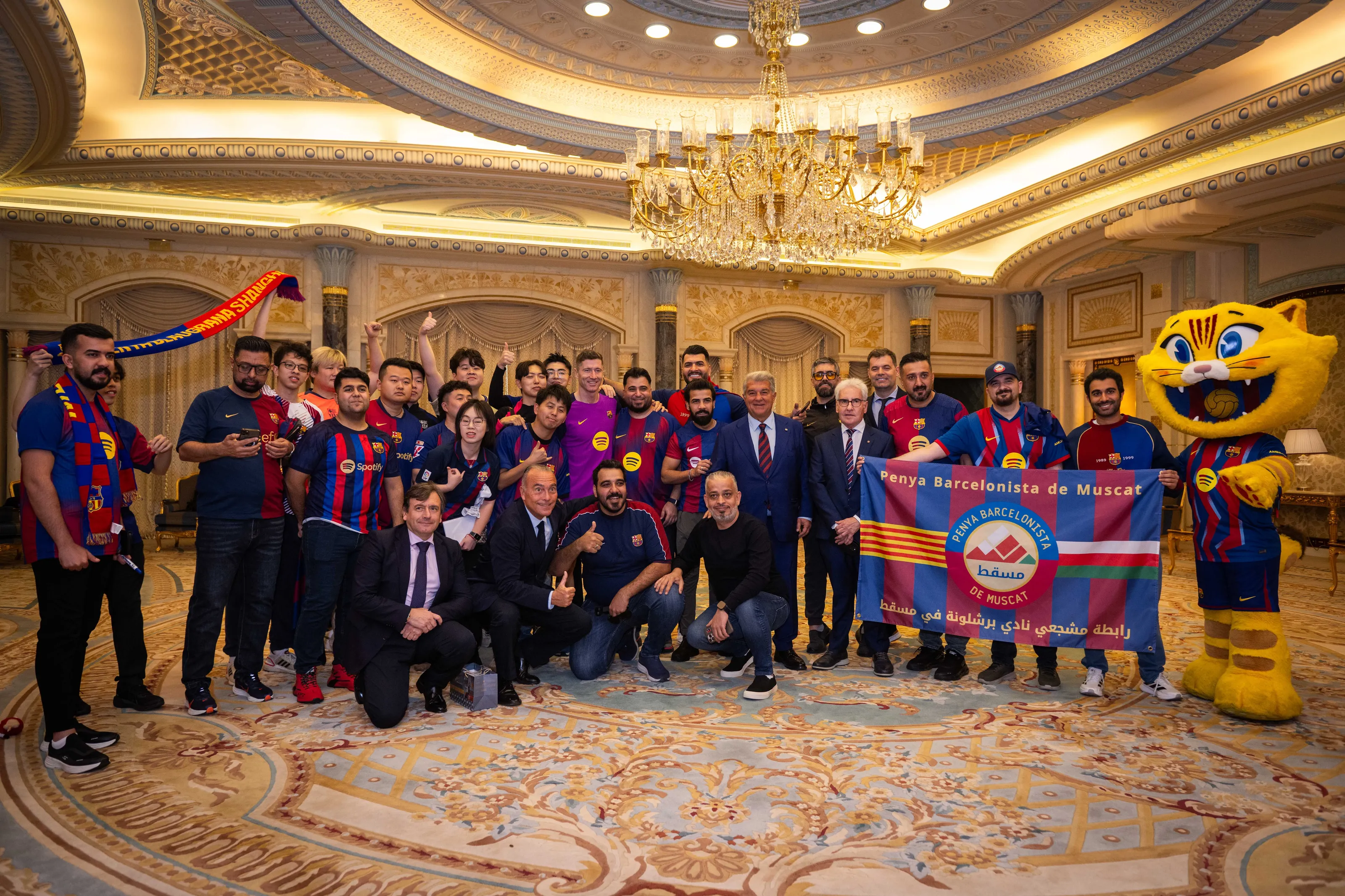 拉波尔塔主持沙特行巴萨球迷见面会, 莱万惊喜现身