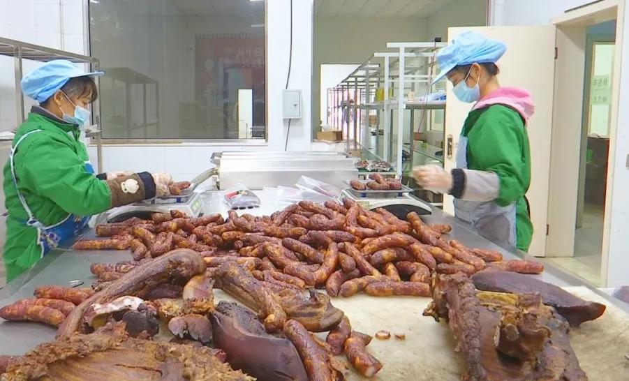 拆监控、撤保安，这家酱肉厂老板反着来！新规只有一句：刚出锅的酱肉，员工随便吃，但