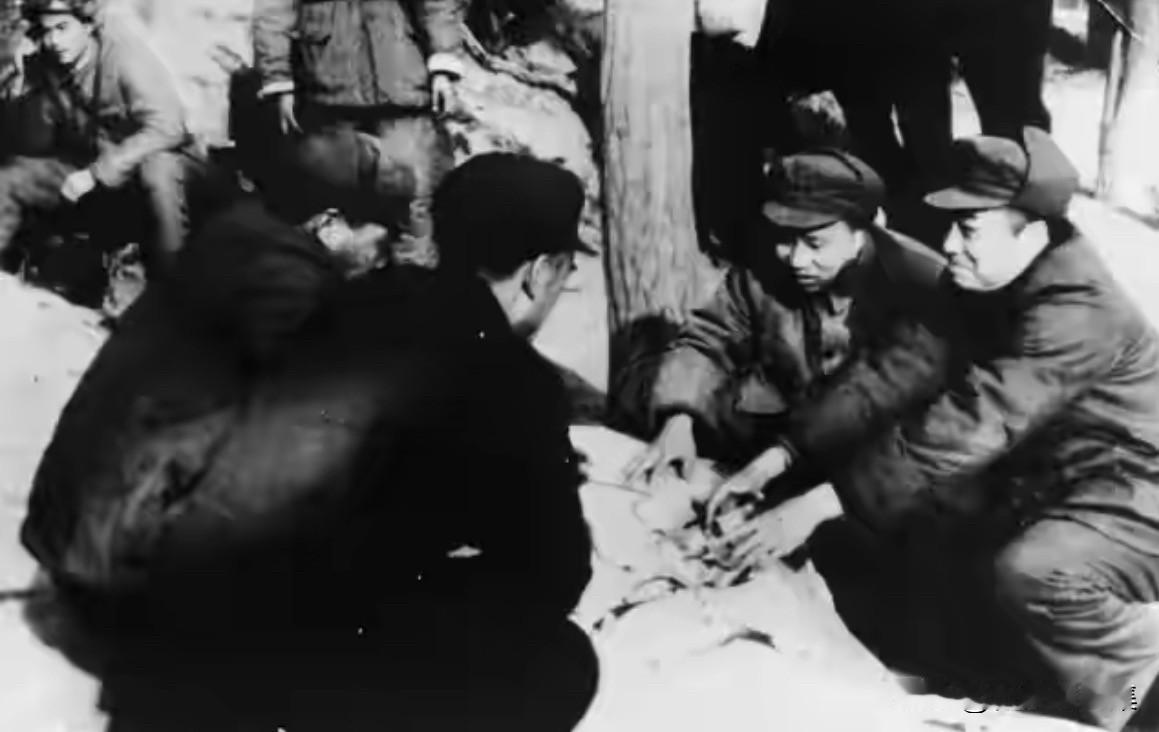 1948年2月，瓦子街战役前夕的照片，西北野战军最高指挥层在战前决策时的紧张瞬间