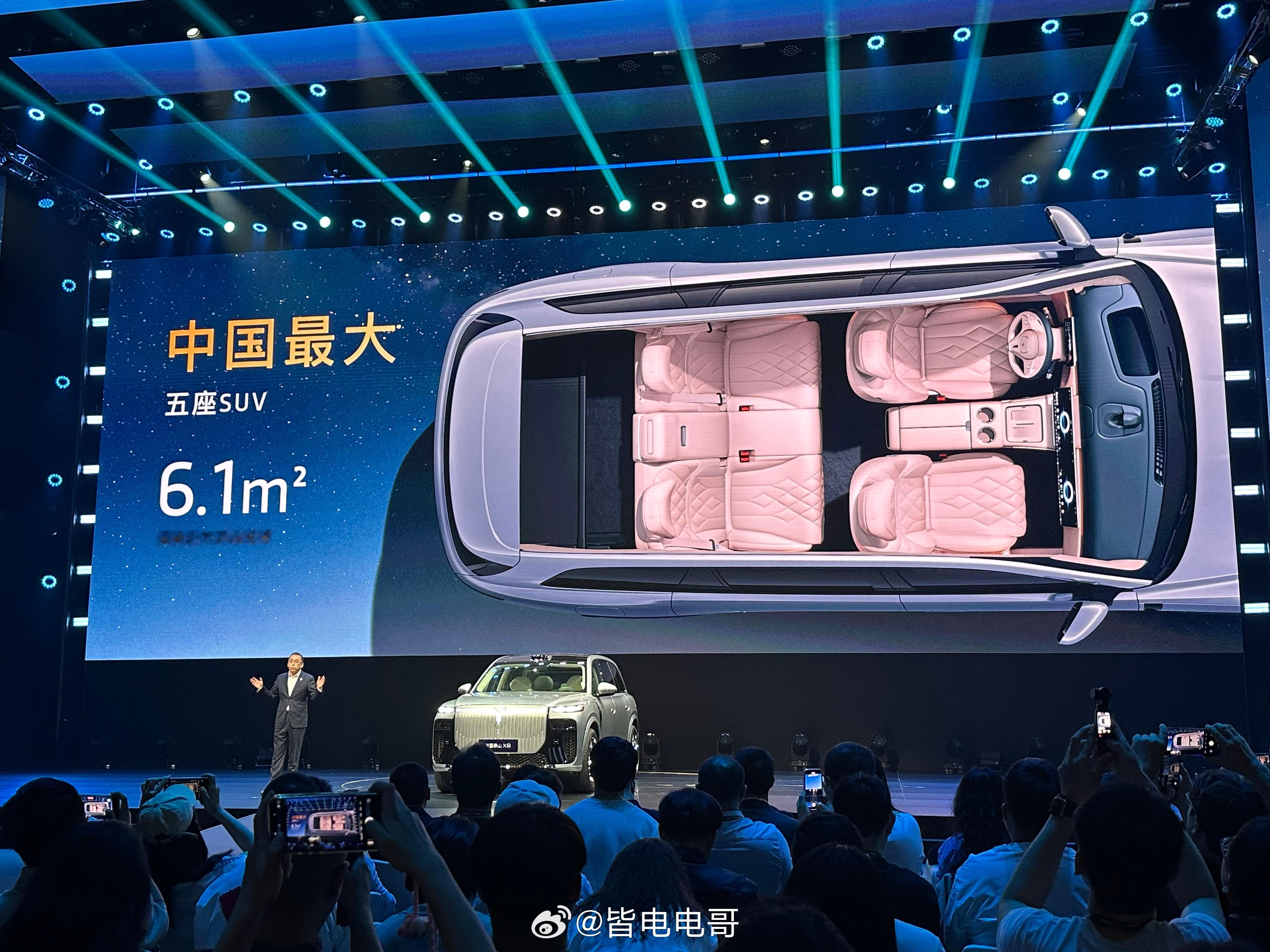 岚图泰山x8泰山x8首发全自动一键成床-同级最大二排空间-同级最大一排头部空间