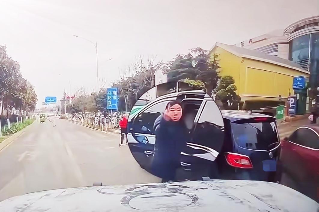 🔥嚣张！女子违停堵路竖中指挑衅，下一秒被撞倒地，交警7:3定责全网炸锅。昆明