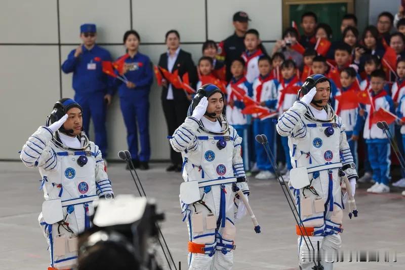 11月4日凌晨两点，神舟十八号乘组叶光富、李聪、李广苏三名宇航员从太空归来，安全