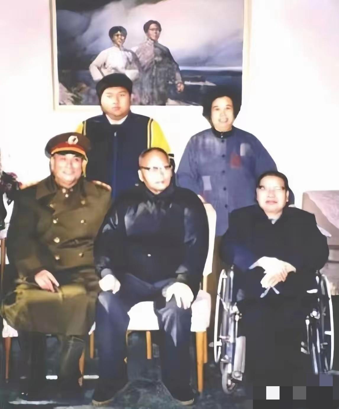 1996年春节，张万年将军探望毛岸青，一进屋看到桌上的饭菜，这位见惯风浪的老将军