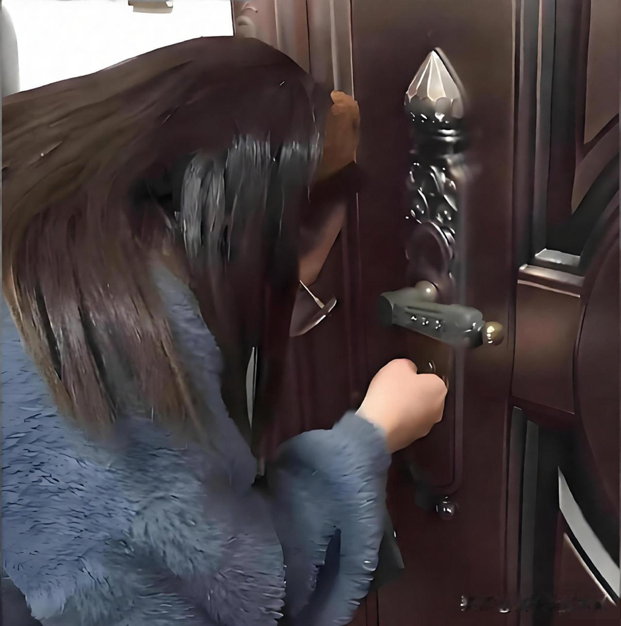女子多年未回海南的闲置房，这次返乡开门时发现钥匙完全插不进锁孔，锁芯早已被人偷偷