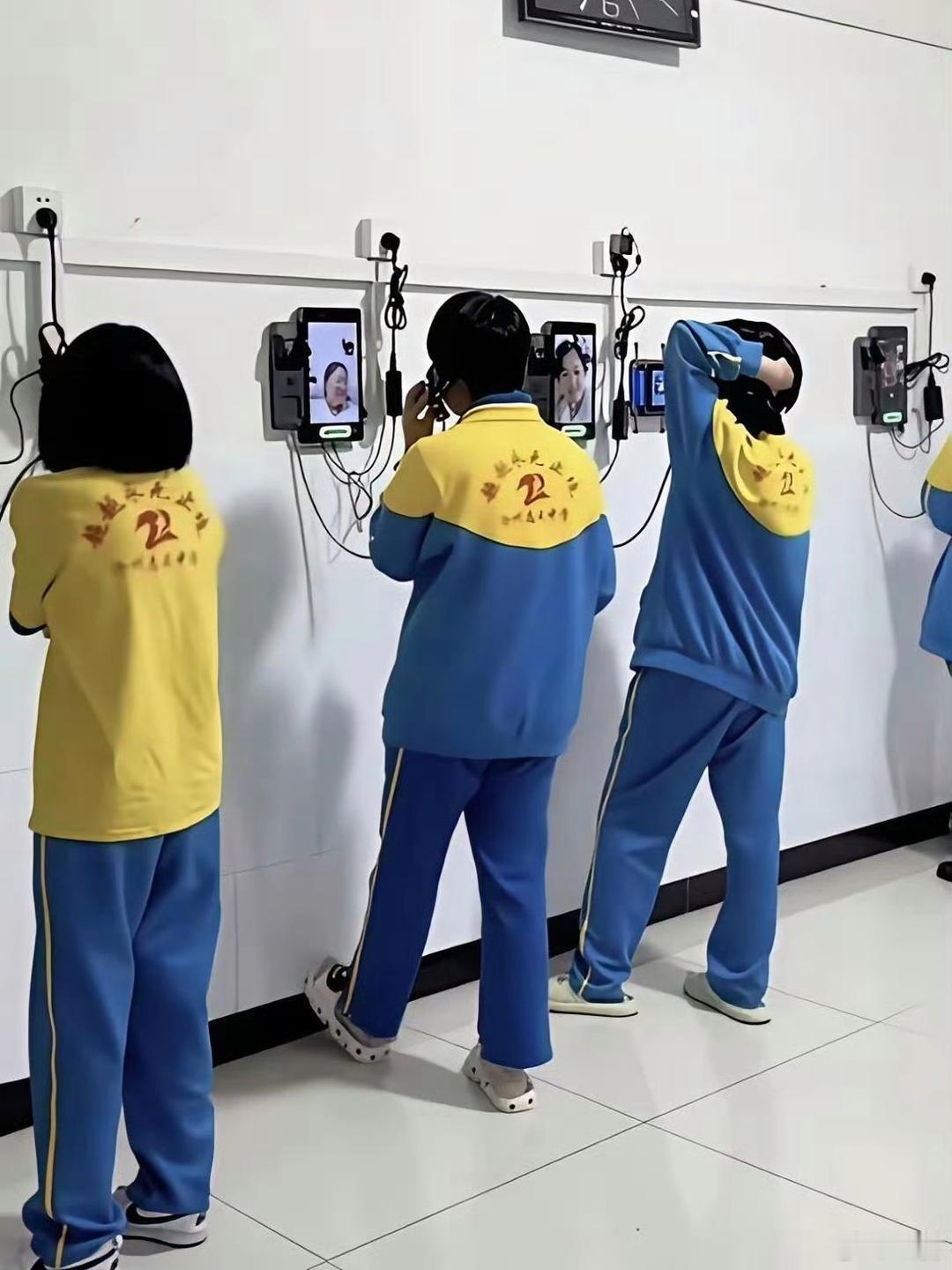 一言难尽……孩子们在学校打电话像探监…