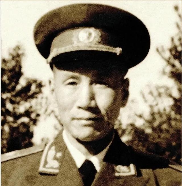 1938年，国军一团长发现友军遗弃的上万发炮弹，他没上报反而借来4门炮，一小时歼