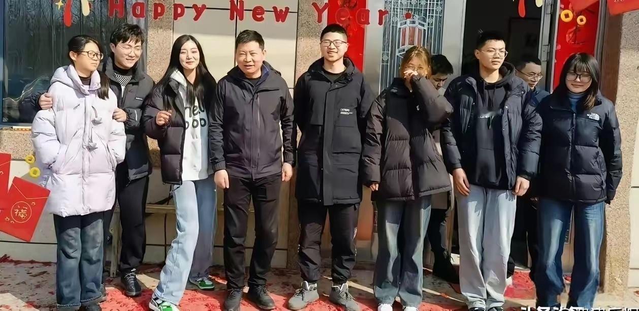 余承东携妻子苏琳回安徽老家过年与大家打成一片，尤其是和年轻人57岁余承东又