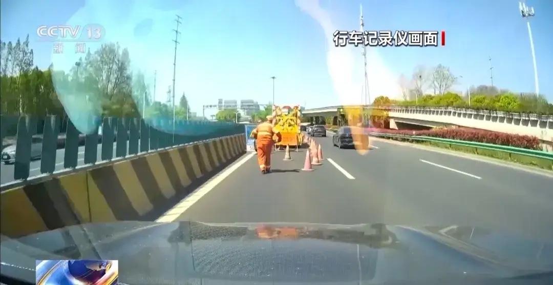上海，男子开车时打开了辅助驾驶功能，后以83公里每小时超速行驶，中途他看饮料瓶掉