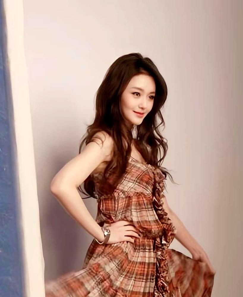 花了310万给大S修的雕像，揭幕当天就被全网狂喷，说像个超市门口的迎宾娃娃。