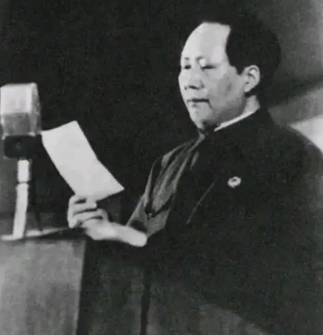 1950年，铁匠朱其升看到每家每户都挂毛主席像，悄悄对妻子说道：你说神奇不，毛主