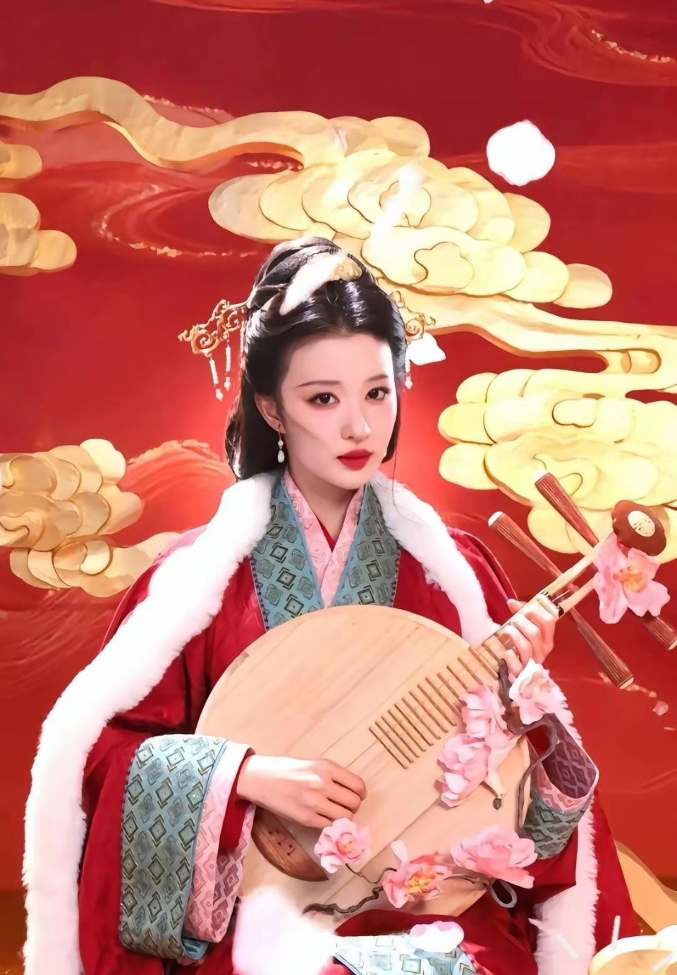 台上光彩照人上春晚，私下王楚然就躺着玩手机，反差好大