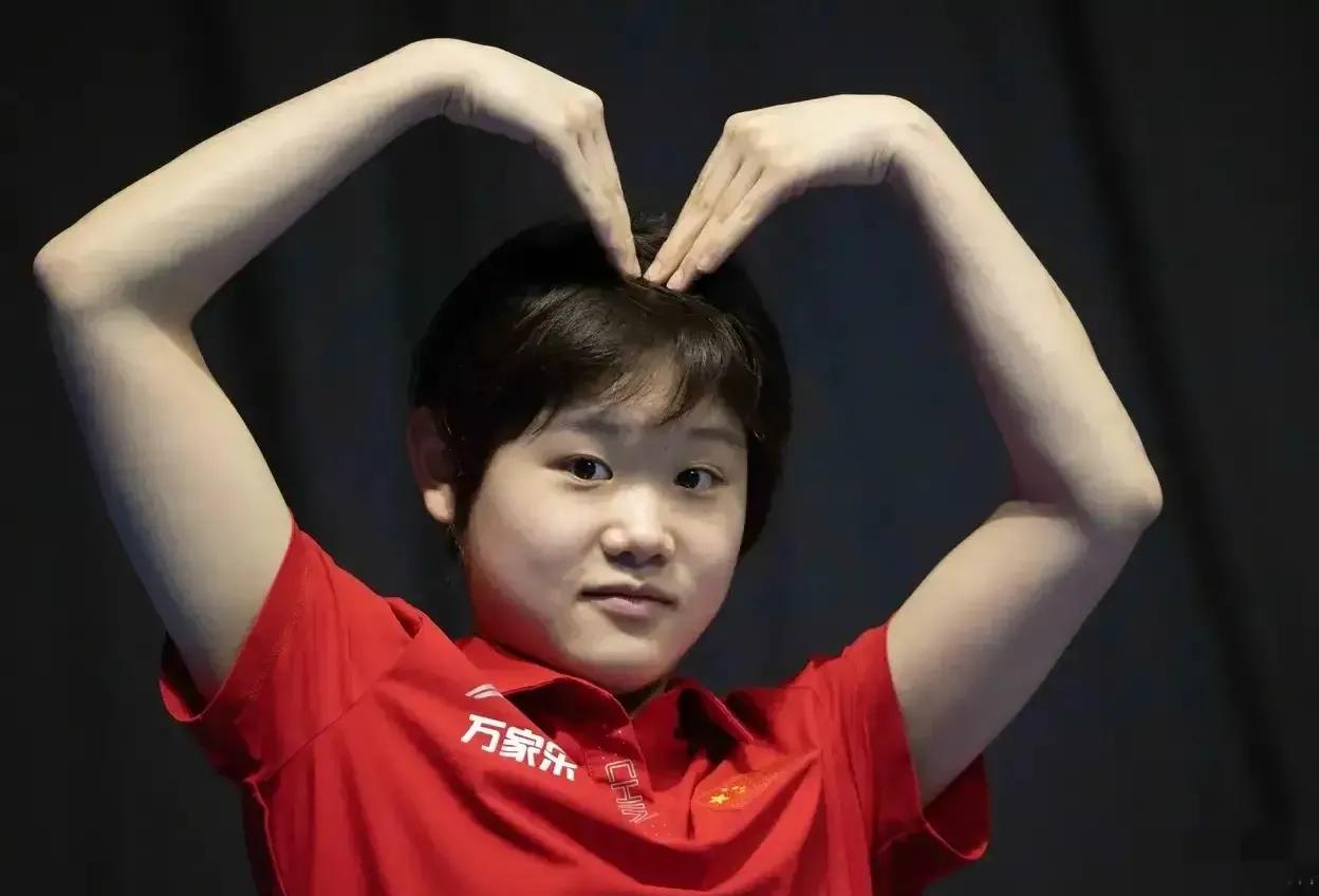 央视专访：张家齐说自己想吃蛋糕的时候就吃进之后不咽下去，嚼完之后吐出来。只要尝